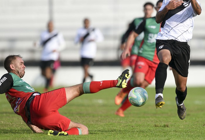Carlos Valdéz, de Boston River, Sdurante un partido ante Danubio, en el estadio Jardines del Hipódromo (archivo, junio de 2019). · Foto: Fernando Morán