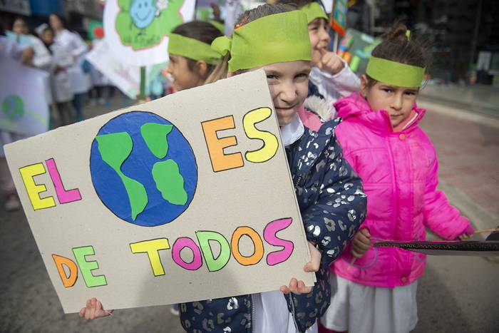 Escolares durante la actividad por el Día Mundial del Medioambiente, ayer, en Santa Lucía, Canelones.  · Foto: Santiago Mazzarovich