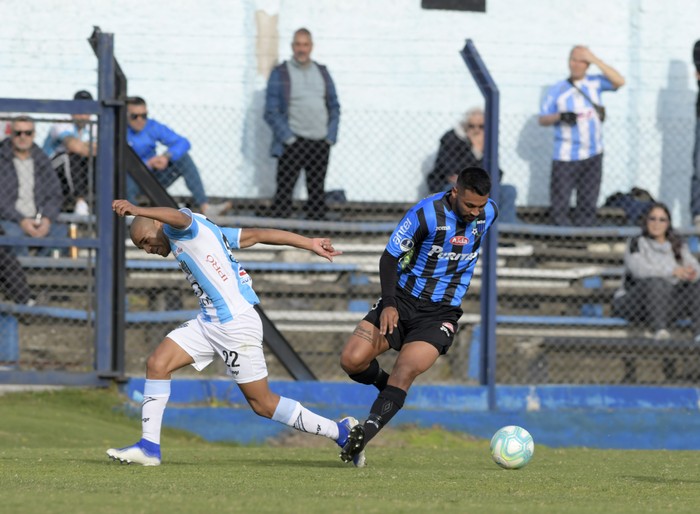 Santiago Viera, de Cerro, y Franco Romero, de Liverpool , en el estadio Belvedere. (Archivo: junio 2019) · Foto: Sandro Pereyra Santiago Viera, de Cerro, y Franco Romero, de Liverpool , en el estadio Belvedere. (Archivo: junio 2019) · Foto: Sandro Pereyra