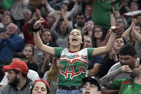 Hinchas de Aguada, durante la séptima final de la Liga Uruguaya de Basquetbol, en el Antel Arena. · Foto: Sandro Pereyra Hinchas de Aguada, durante la séptima final de la Liga Uruguaya de Basquetbol, en el Antel Arena. · Foto: Sandro Pereyra