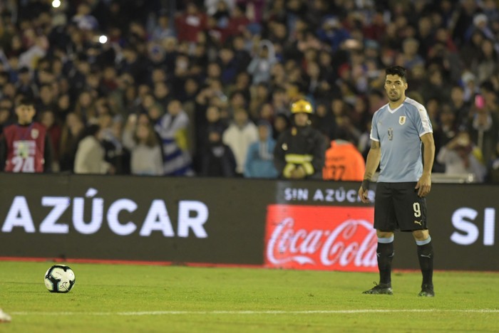 Luis Suárez, previo al tiro libre que transformó en el segundo gol de Uruguay. · Foto: Sandro Pereyra