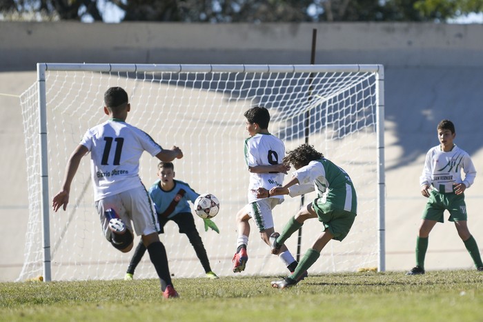 Enrique Ariel Francolino, de Barrio Obrero, Bautista Emanuel Carballo, golero de Barrio Obrero, Bryan Alexis Batista, de Barrio Obrero, Mauro Bonilla, de Yerbalito, Tomás Araújo, de Yerbalito, en las Finales del Campeonato Nacional de Clubes 2019, categoría Cebollas (2007) de la Organización Nacional de Fútbol Infantil (ONFI), en el Velódromo Municipal, en Montevideo.  · Foto: Fernando Morán