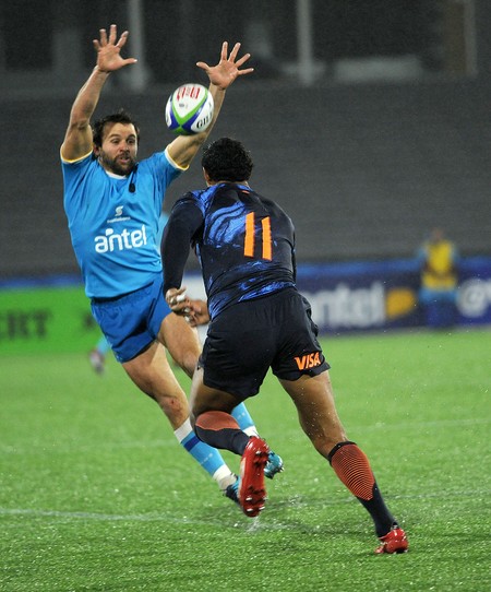 Federico Favaro, de Uruguay, y Manuel Montero, de Argentina, durante la Nations Cup, el 15 de junio en el estadio Charrúa. · Foto: Federico Gutiérrez Federico Favaro, de Uruguay, y Manuel Montero, de Argentina, durante la Nations Cup, el 15 de junio en el estadio Charrúa. · Foto: Federico Gutiérrez