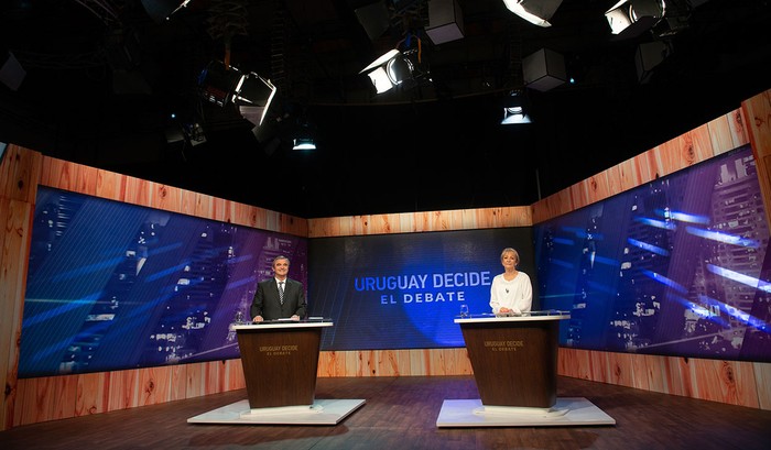 Jorge Larrañaga y Carolina Cosse durante el debate en el Canal 4.  · Foto: Santiago Mazzarovich / adhocFOTOS