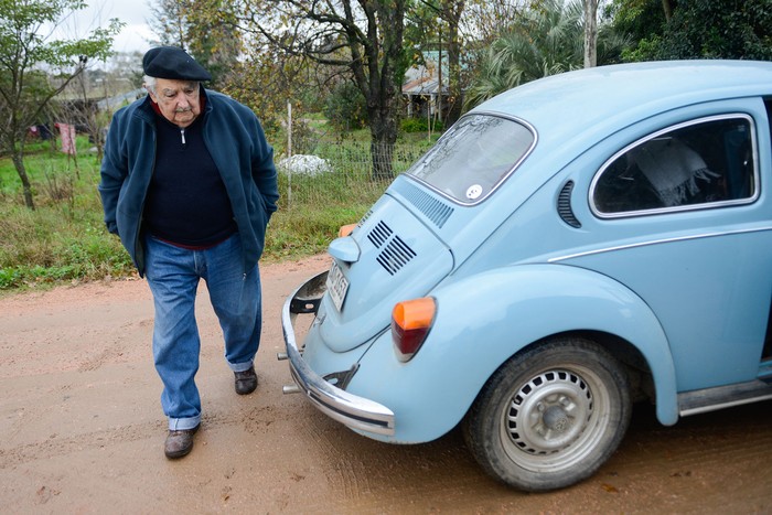 José Mujica saliendo de su chacra (archivo, junio de 2019). Foto: Santiago Mazzarovich, adhocFOTOS