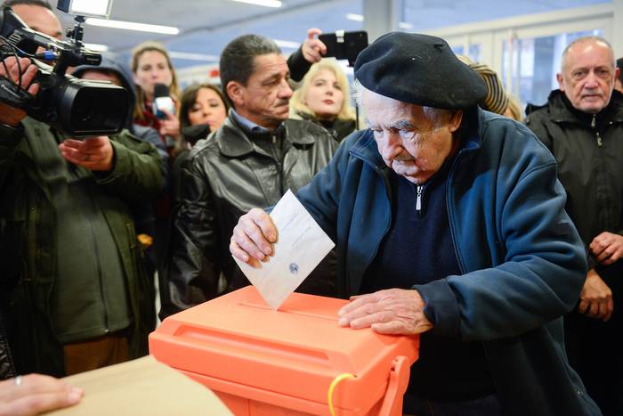 José Mujica votando en el Liceo 70 del Cerro.  · Foto:  Santiago Mazzarovich