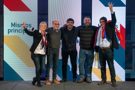 Carolina Cosse, Daniel Martínez, Óscar Andrade, Mario Bergara y Javier Miranda en La Huella, luego de conocerse los primeros resultados de las elecciones internas. · Foto: Santiago Mazzarovich Carolina Cosse, Daniel Martínez, Óscar Andrade, Mario Bergara y Javier Miranda en La Huella, luego de conocerse los primeros resultados de las elecciones internas. · Foto: Santiago Mazzarovich