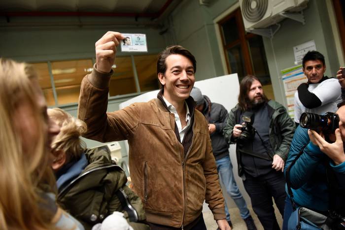 Juan Sartori enseña su credencial al votar por primera vez en Uruguay · Foto: Nicolás Celaya / adhocFOTOS