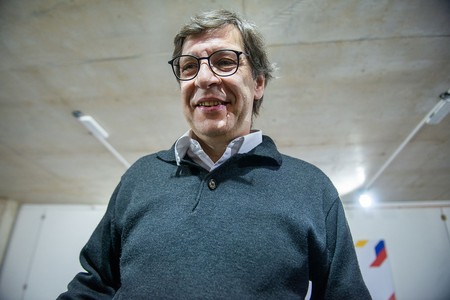 Javier Miranda, en La Huella de Seregni, luego de la Mesa Política del Frente Amplio. · Foto: Santiago Mazzarovich / adhocFOTOS Javier Miranda, en La Huella de Seregni, luego de la Mesa Política del Frente Amplio. · Foto: Santiago Mazzarovich / adhocFOTOS