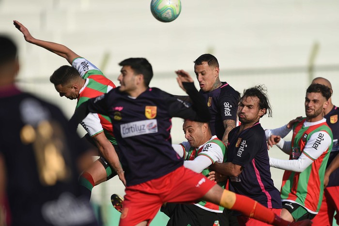 Carlos Muela, de Deportivo Maldonado, César Pereyra de Deportivo Maldonado, Jhonatan Candia, de Villa Española, Fabricio Santos, de Villa Española y Gustavo Pintos, de Deportivo Maldonado, en el Estadio Domingo Burgueño, en Maldonado. / Foto: Fernando Morán.

 · Foto: Fernando Morán