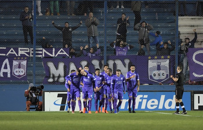 Jugadores de Defensor, en el Gran Parque Central, en el inicio del Torneo Intermedio. · Foto: Sandro Pereyra
