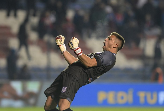 Sebastián Fuentes, arquero de Defensor Sporting, al final del partido ante Nacional, en el Gran Parque Central. · Foto: Sandro Pereyra