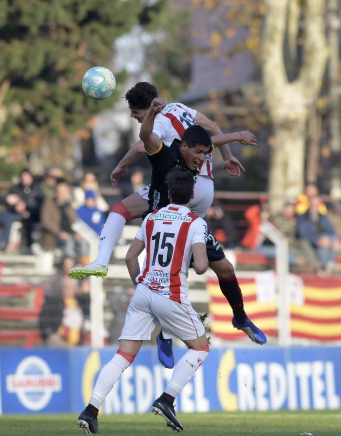 Juan Pablo Plada, de River Plate, Rodrigo Viega, de Progreso, y Diego Vicente, de River Plate, en el Parque Saroldi. Foto: Sandro Pereyra