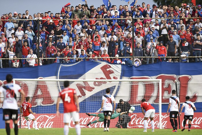 Gonzalo Bergessio, converte el primer gol de Nacional ante Danubio, en el estadio Jardines del Hipódromo.  · Foto: Fernando Morán