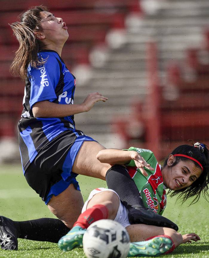 Martina Terra, de Liverpool, y Camila Santos, de Colón, por la 1ª etapa del Torneo Clausura del Campeonato
Uruguayo, el domingo 28 de julio, en el Complejo Rentistas.  · Foto: Fernando Morán