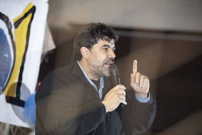 Óscar Andrade, durante un acto de la lista 1001 en el Club Atenas (archivo, agosto 2019).  · Foto: Ricardo Antúnez