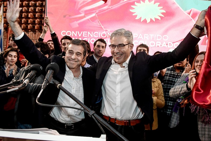 Ernesto Talvi junto a su compañero de fórmula de Robert Silva, tras la Convención Nacional del Partido Colorado.
 · Foto: Javier Calvelo, adhocFOTOS