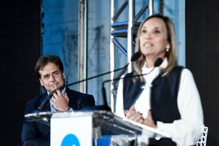 El candidato del Partido Nacional, Luis Lacalle Pou, y la candidata a la vicepresidencia, Beatriz Argimón, en la Convención Nacional del partido. · Foto: Javier Calvelo, adhocFOTOS