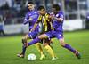 Álvaro González, de Defensor Sporting, y Luis Acevedo, de Peñarol, y Martín Rabuñal en el Estadio Luis Franzini. Foto: Fernando Morán Álvaro González, de Defensor Sporting, y Luis Acevedo, de Peñarol, y Martín Rabuñal en el Estadio Luis Franzini. Foto: Fernando Morán