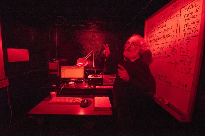 Roberto Bracco en el Laboratorio de luminiscencia de la Facultad de Ciencias. · Foto: Federico Gutiérrez