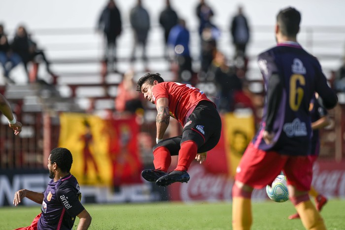  Maximiliano Callorda, de Rentistas, ante Villa Española por la 14ª etapa del Campeonato Uruguayo 2019, en el Complejo Rentistas. · Foto: Fernando Morán