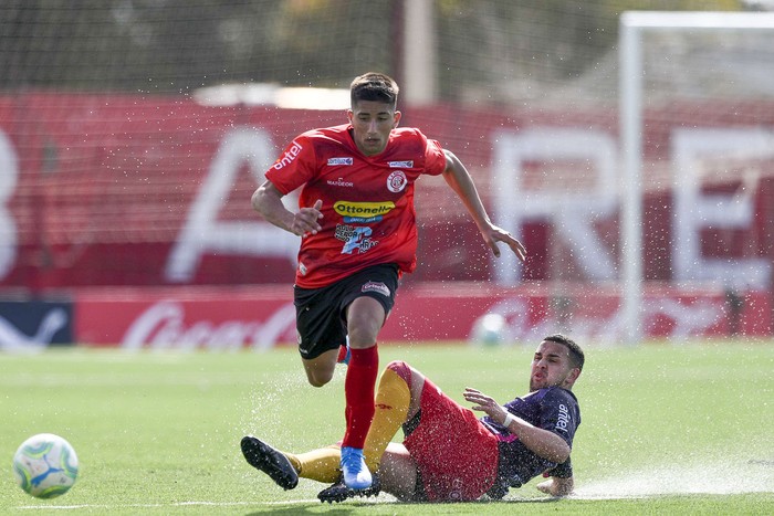 Cristian Olivera, de Rentistas, y Fabián Píriz, de Villa Española, por la 14ª fecha del Campeonato Uruguayo de Segunda División Profesional, el sábado 24 de agosto, en el Complejo Rentistas. · Foto: Fernando Morán