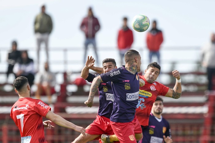 Jhonatan Candia y Jonathan Píriz, de Villa Española, y Maximiliano Callorda, de Rentistas, por la decimocuarta fecha  del Campeonato Uruguayo de Segunda División Profesional, en el Complejo Rentistas. (archivo, agosto de 2019)

 · Foto: Fernando Morán