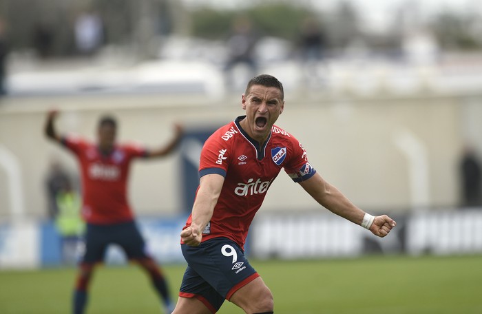 Gonzalo Bergessio, tras convertir el gol de Nacional ante Juventud, en el Parque Artigas, en Las Piedras.  · Foto: Fernando Morán
