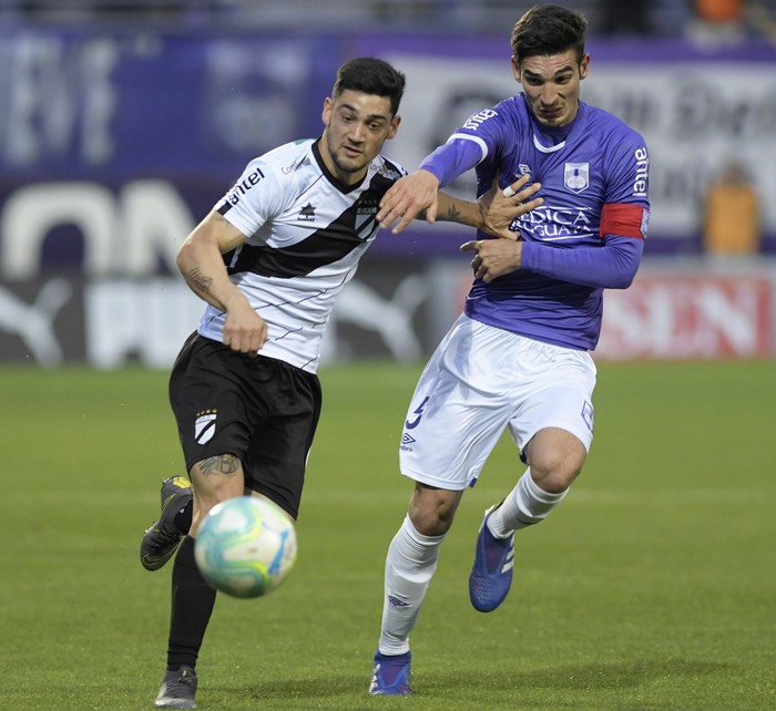 Emiliano Ancheta, de Danubio, y Martín Rabuñal, de Defensor Sporting, en el estadio Luis Franzini. (archivo, agosto de 2019)


 · Foto: Sandro Pereyra