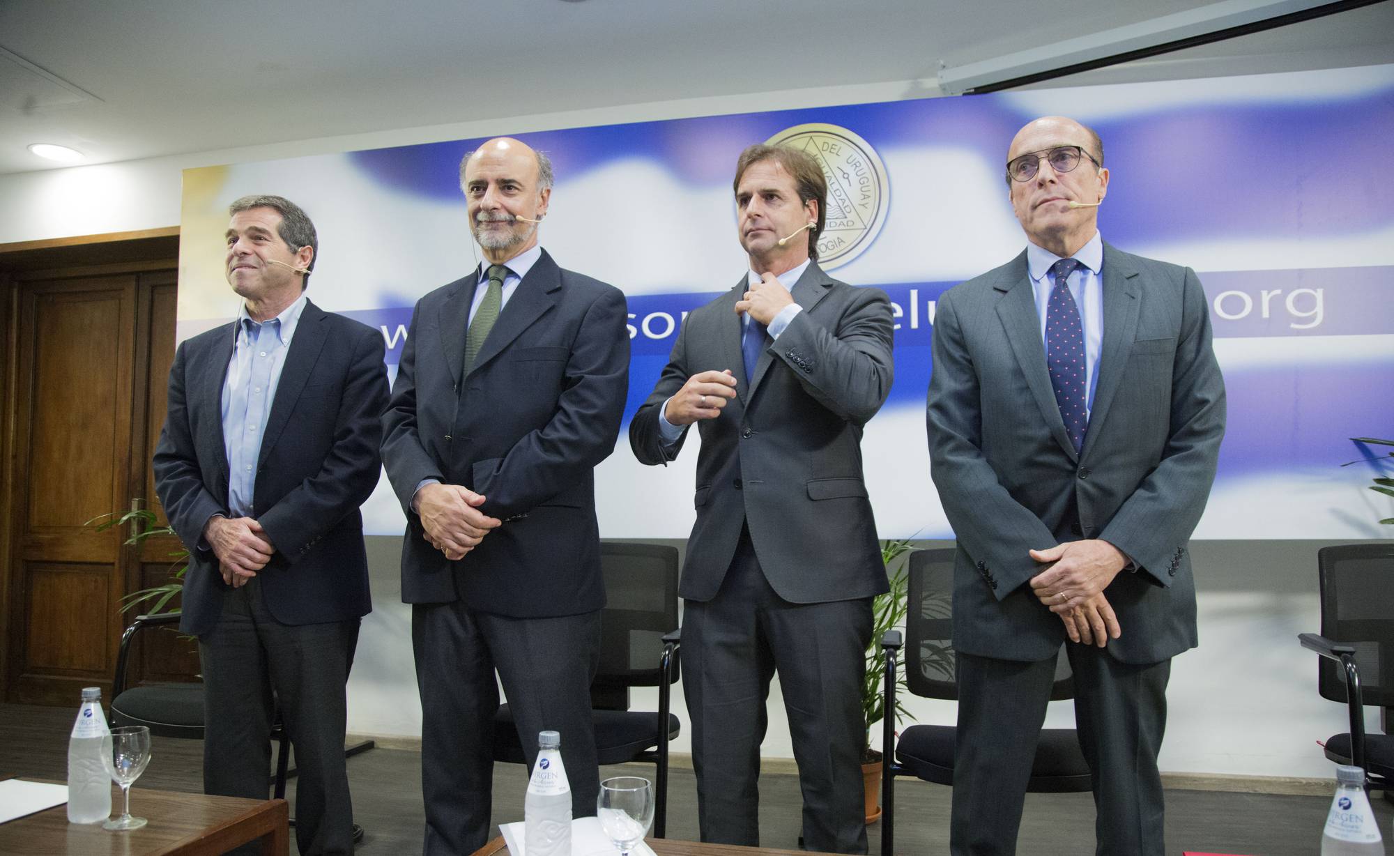 Ernesto Talvi, Pablo Mieres, Luis Lacalle Pou y Daniel Martínez, el 27 de agosto, en el Salón de la Confraternidad Americana del Palacio Masónico.