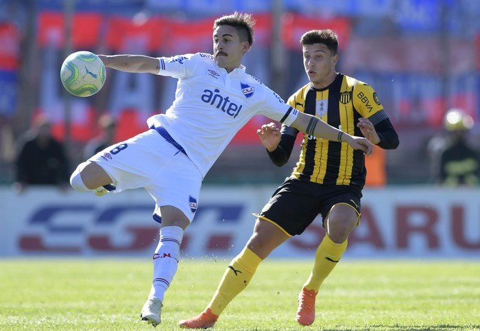 Gabriel Neves, de Nacional, y Agustín Canobbio, de Peñarol. · Foto: Sandro Pereyra