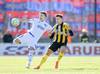 Gabriel Neves, de Nacional, y Agustín Canobbio, de Peñarol, el 1º de setiembre, durante el clásico por el Torneo Intermedio, en el estadio Centenario. · Foto: Sandro Pereyra Gabriel Neves, de Nacional, y Agustín Canobbio, de Peñarol, el 1º de setiembre, durante el clásico por el Torneo Intermedio, en el estadio Centenario. · Foto: Sandro Pereyra