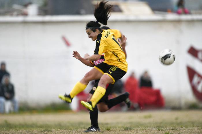 Progreso y Peñarol, en la 5ª fecha del Torneo Clausura del Campeonato de Fútbol Femenino de la Primera División, en el Parque Keguay.  · Foto: Fernando Morán