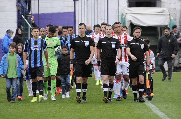 Ingreso de los equipos para la final del Torneo Intermedio, en el estadio Luis Franzini. · Foto: Sandro Pereyra