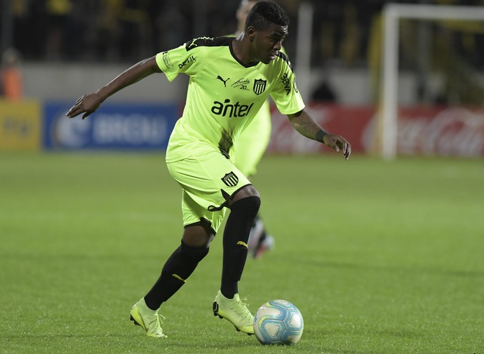 Misael Riascos, de Peñarol , en el estadio Campeón del Siglo. Foto: Sandro Pereyra · Foto: Sandro Pereyra