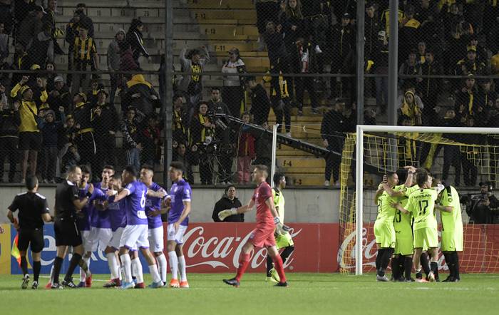 Final del partido entre Peñarol y Defensor Sporting, en estadio Campeón del Siglo.  · Foto: Sandro Pereyra