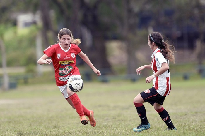 Lucía Saule, de San Jacinto Rentistas, y Tatiana Montenegro, de River Plate, por la sexta fecha del Torneo Clausura 
