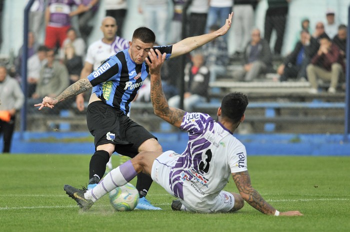 Juan Ignacio Ramirez, de Liverpool y Nicolás Olivera de Fenix, el 19 de setiembre en el estadio Belvedere. · Foto: Mariana Greif