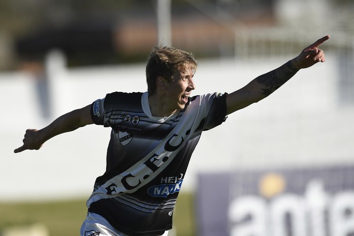 Nahuel Machado, de Ferro Carril, tras convertir ante Barrio Olímpico, en el partido de ida de las finales de la 16ª Copa Nacional de Clubes, Divisional B, en el estadio Juan Antonio Lavalleja, en Minas. 
 · Foto: Fernando Morán