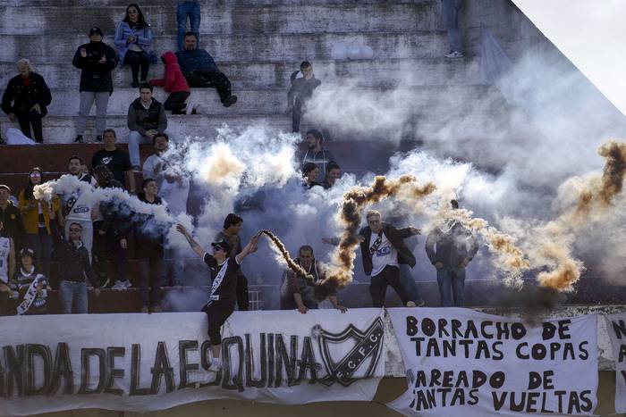 Hinchas de Ferro Carril, durante la primer final de la 16a Copa Nacional de Clubes Divisional B, entre Barrio Olímpico y Ferro Carril, el 22 de setiembre, en el estadio Juan Antonio Lavalleja. 


 · Foto: Fernando Morán
