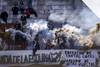 Hinchas de Ferro Carril, durante la primer final de la 16a Copa Nacional de Clubes Divisional B, entre Barrio Olímpico y Ferro Carril, el 22 de setiembre, en el estadio Juan Antonio Lavalleja.
· Foto: Fernando Morán Hinchas de Ferro Carril, durante la primer final de la 16a Copa Nacional de Clubes Divisional B, entre Barrio Olímpico y Ferro Carril, el 22 de setiembre, en el estadio Juan Antonio Lavalleja.
· Foto: Fernando Morán