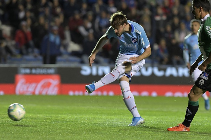 Matias Viña, de Nacional, convirte el primer gol a Racing, en el Gran Parque Central.  · Foto: Sandro Pereyra