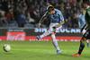 Matias Viña, de Nacional, convirte el primer gol a Racing, en el Gran Parque Central. · Foto: Sandro Pereyra Matias Viña, de Nacional, convirte el primer gol a Racing, en el Gran Parque Central. · Foto: Sandro Pereyra