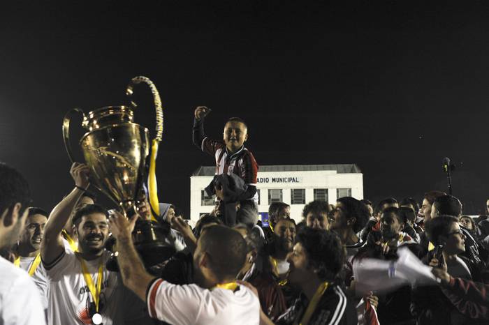Lavalleja Campeón de la 16ª Copa Nacional de Clubes, Divisional A, en el estadio Juan Antonio Lavalleja, en Minas. 
 · Foto: Fernando Morán