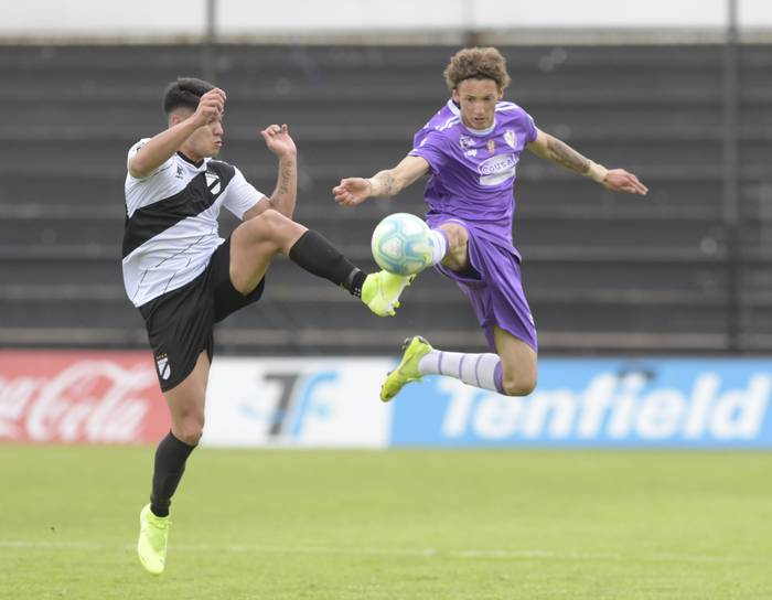 Partido por la sexta fecha del Torneo Clausura entre Danubio y Fénix, en el estadio Jardines del Hipódromo. · Foto: Sandro Pereyra