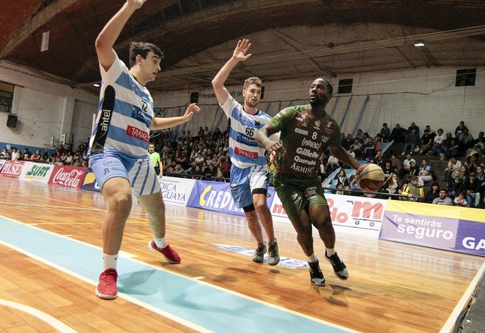 Bruno Magalhaes y Nicolás Catalá, de Atenas, y Weyinmi Rose, de Aguada, en el gimnasio de Atenas. (archivo, octubre de 2019) · Foto: .