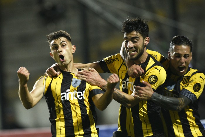 Luis Acevedo, Gastón Rodríguez y Jesús Trindade, tras el segundo gol de Peñarol a Plaza Colonia, en el estadio Campeón del Siglo.  · Foto: Fernando Morán