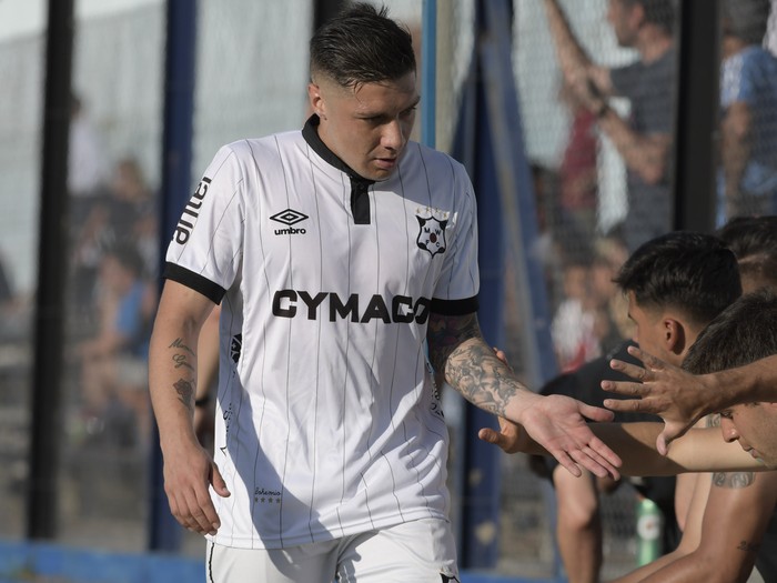 Christian Bravo, de Wanderers, al ser sustituido frente a Liverpool, en el estadio Belvedere. (archivo, noviembre de 2019) · Foto: Sandro Pereyra