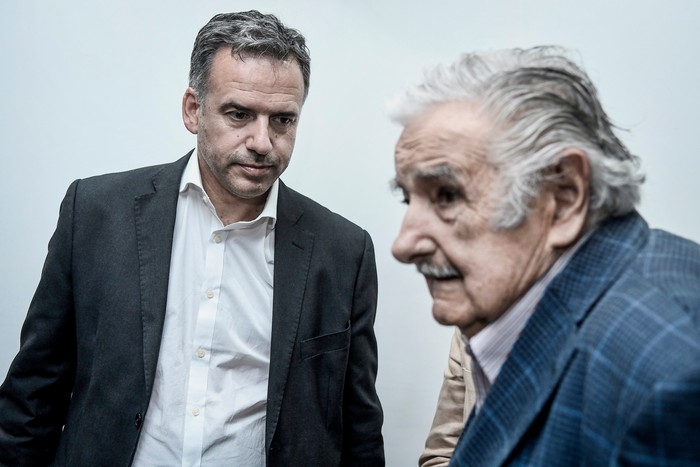 Yamandú Orsi y José Mujica (archivo, noviembre de 2019). · Foto: Javier Calvelo, adhocFOTOS