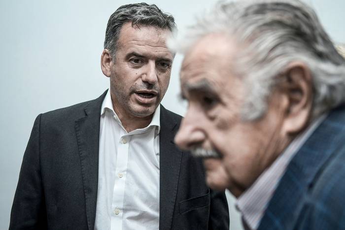 Yamandú Orsi y José Mujica durante una conferencia de prensa del Frente Amplio (archivo, noviembre de 2019). · Foto: Javier Calvelo, adhocFOTOS